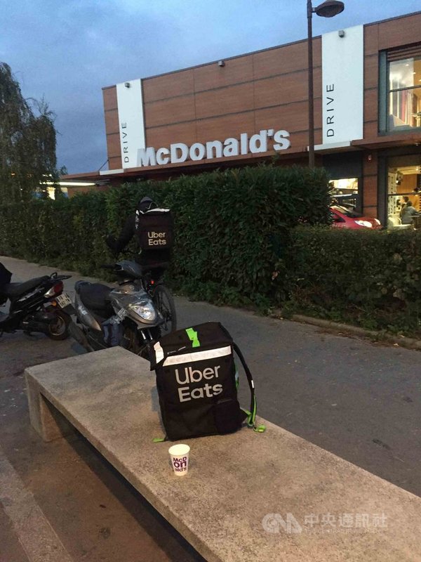 Uber Eats(優食)在法國外送平台擁有領先市占率。95個法國城市都有服務,旗下有破萬名外送員。晚餐時刻外送員剛接單,即刻趕往目的地。圖為108年10月15日拍攝。中央社記者曾婷瑄巴黎攝 108年10月16日
