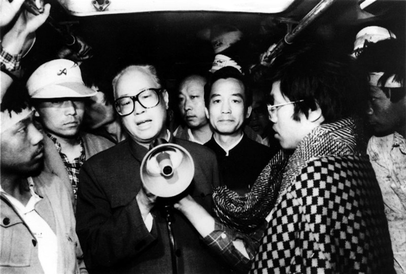 中共前總書記趙紫陽30年前推動政治體制改革受挫於六四。圖為趙紫陽到天安門廣場探望學生。(檔案照片/美聯社)