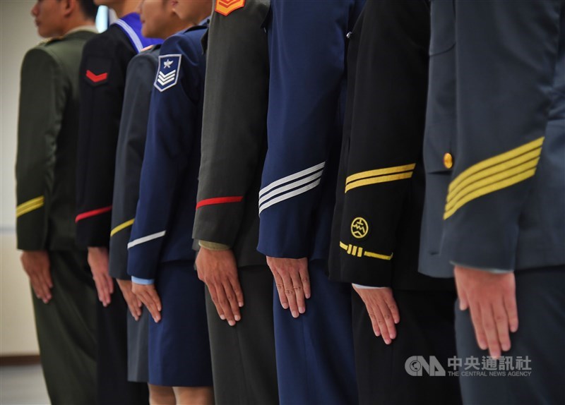 立法院外交及國防委員會17日通過提案,決議「國軍退除役官兵輔導委員會應研議恢復發放退除役上校軍官子女教育補助費」。(示意圖/中央社檔案照片)