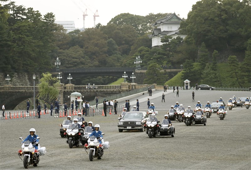 日本原本規劃22日舉辦「祝賀御列之儀」,計劃日皇德仁與皇后雅子搭乘敞篷車從皇居宮殿出發,沿路接受民眾祝福。圖為6日彩排情形。(檔案照片/共同社提供)