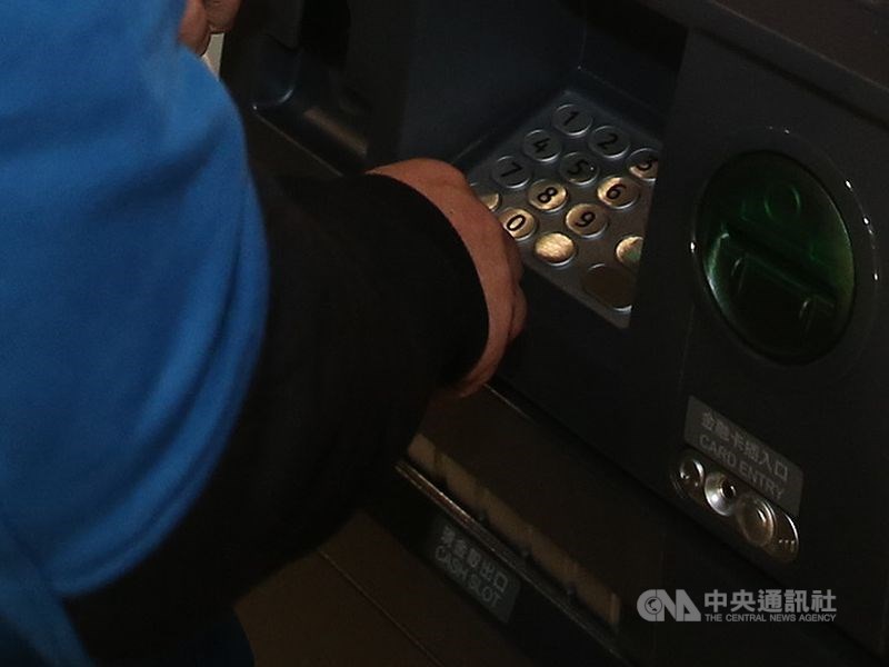 國內銀行ATM 17日傍晚大當機,導致民眾無法跨行提款。(示意圖/中央社檔案照片)