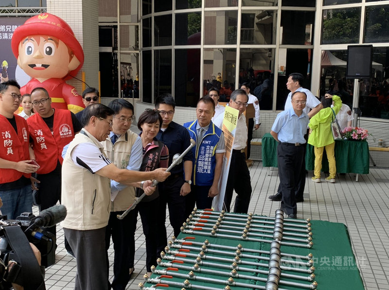 台南市長黃偉哲(前左2)18日宣布建立台南市消防衣除污清洗SOP機制,保障消防人員的安全。(台南市消防局提供)中央社記者張榮祥台南傳真 108年10月18日