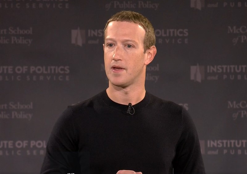 臉書執行長祖克柏(Mark Zuckerberg)致力進入中國市場,卻始終無法拿到「入場券」,他17日出席美國喬治城大學演講時,直接點名批評中國影音App「抖音」會配合政府審查。圖為祖克柏在喬治城大學演講時的畫面。(圖取自facebook.com/zuck)
