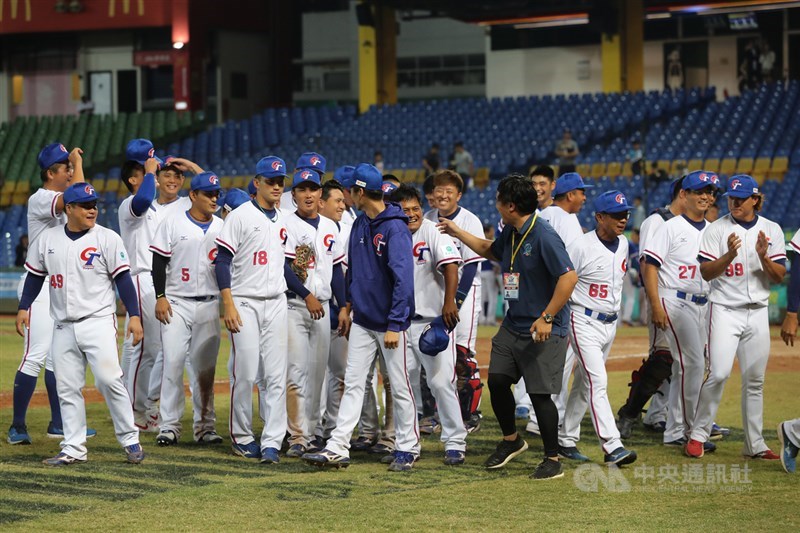 2019第29屆亞洲棒球錦標賽18日複賽賽程開打,中華隊晚間在台中洲際棒球場進行與韓國隊交手,終場以7比1拿下複賽首勝,球員們賽後場中開心互動。中央社記者張皓安攝 108年10月18日