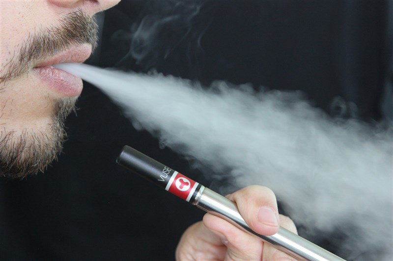 7日發表的一項研究報告指出,電子菸釋放化學成分,可能造成心血管系統損傷。(示意圖/圖取自Pixabay圖庫)