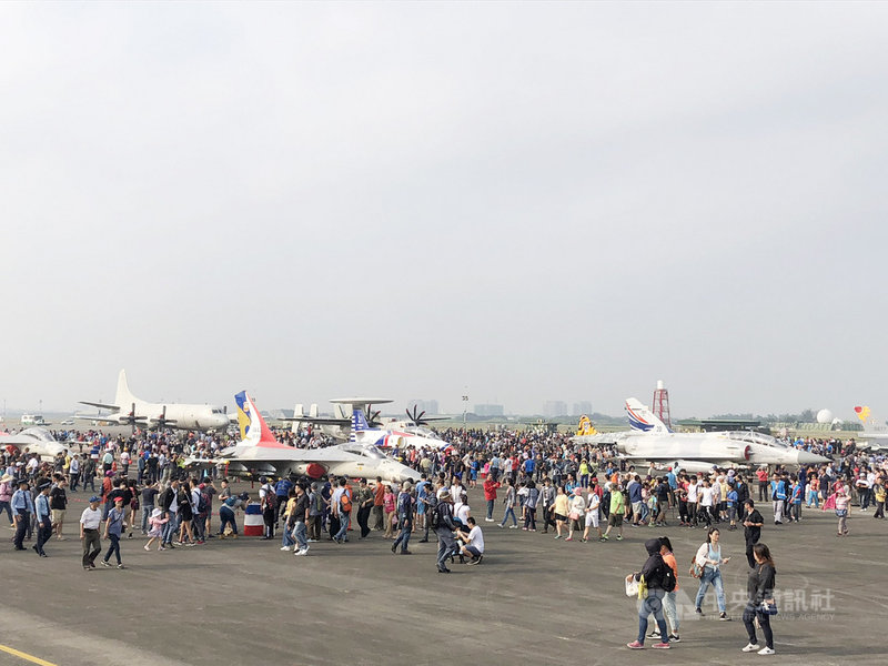 空軍台南基地19日開放參觀,除空中動態操演外,陸上武器展示也很有看頭。中央社記者張榮祥台南攝 108年10月19日