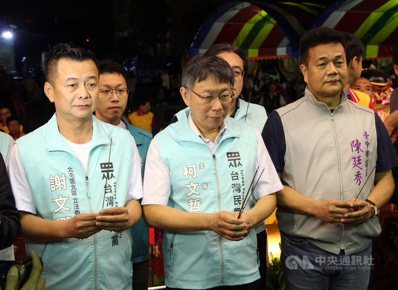 台灣民眾黨主席柯文哲（中）19日帶領多名黨提名立委參選人，在台中參加為六房媽祖為遶境活動暖身的起馬宴，眾人參香祈福。中央社記者蘇木春攝　108年10月19日