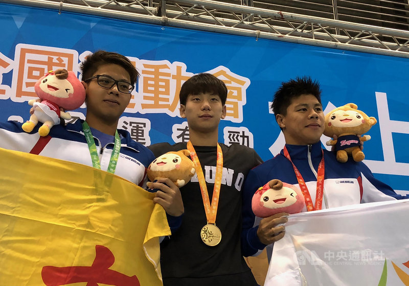 108年全國運動會在桃園,19日晚間進行男子組游泳100公尺蝶式決賽,代表台北市出賽的王冠閎(中)游出52秒68,雙破大會與全國紀錄,拿下冠軍。中央社記者黃巧雯攝 108年10月19日