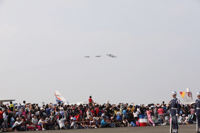 空軍台南基地19日開放參觀,以IDF戰機衝場揭開序幕,吸引民眾目光。中央社記者張榮祥台南攝 108年10月19日