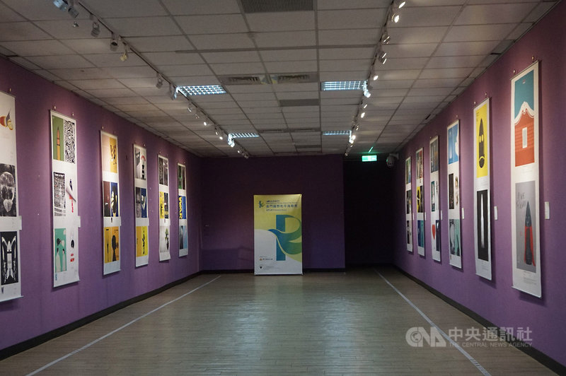 2019金門國際和平海報獎巡迴展金門場19日在文化局正式開幕,盼透過展覽喚起世人對和平的重視,展期將持續至11月6日。中央社記者黃慧敏攝 108年10月19日