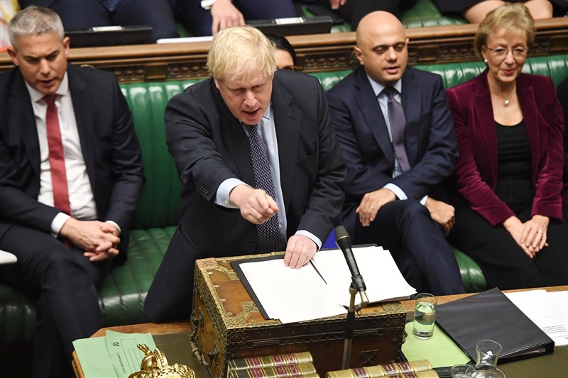 英國下議院共以322票贊成、306票反對,通過前保守黨議員萊特溫的修正動議。萊特溫提出的修正動議,允許國會擱置首相強生(左2)的新版脫歐協議,直到相關施行立法通過才放行。(圖取自facebook.com/ukparliament)