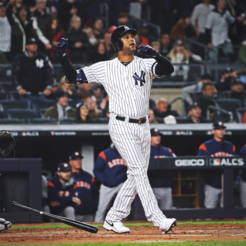 洋基隊希克斯（前）對決太空人強投魏蘭德敲出全壘打。（圖取自twitter.com/Yankees）