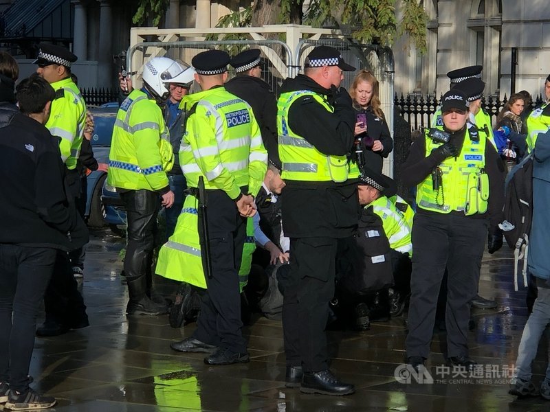 英國國會19日表決脫歐協議,國會外聚集上百萬留歐派民眾遊行,有行為脫序的民眾被警方壓制在地。中央社記者戴雅真倫敦攝 108年10月20日