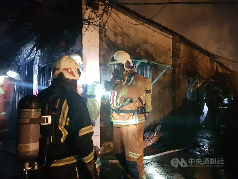 桃園市楊梅區19日晚間發生一起住宅火警,消防人員抵達現場緊急搶救,在15分鐘內控制火勢後,發現一名65歲女子疑因行動不便逃生不及,命喪火窟。(桃園消防局提供)中央社記者邱俊欽桃園傳真 108年10月20日