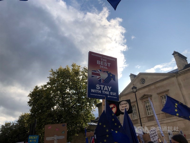 英國國會19日表決脫歐協議,國會外聚集上百萬留歐派民眾遊行,標語寫著:「最好的協議就是留在歐盟。」中央社記者戴雅真倫敦攝 108年10月20日
