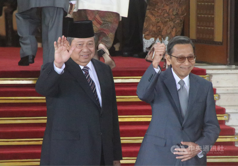 印尼前總統尤多約諾(左)領導的民主黨原本在反對陣營,佐科威近日與尤多約諾的大兒子阿古斯討論內閣人事,民主黨也決定要加入執政聯盟。圖為尤多約諾20日出席佐科威連任就職典禮。中央社記者石秀娟雅加達攝 108年10月20日