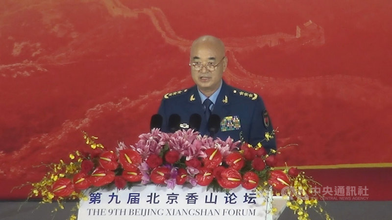 中共中央軍委副主席許其亮20日在「北京香山論壇」歡迎晚宴上向美國喊話說,歷史經驗證明,國與國之間走上對抗的道路,「無論冷戰、熱戰還是貿易戰,都是沒有出路的」。中央社記者邱國強北京攝 108年10月20日