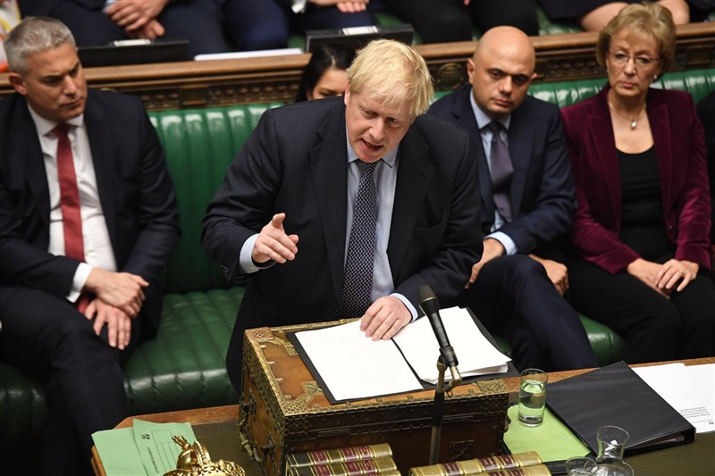 英國首相強生(前)已經致函歐盟要求延後脫歐,不過那封信並沒有署名,而且還寄出另一封署名信,表達他認為延後脫歐是個錯誤。(圖取自facebook.com/ukparliament)