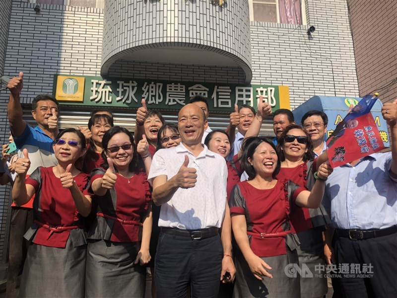 韓國瑜（中）正式請假投入2020選戰，下鄉之旅展現重新整隊企圖心，主動要求支持者勿鼓譟，從過去放任轉為主導。圖為韓國瑜17日拜訪琉球鄉漁會、農會。（中央社檔案照片）
