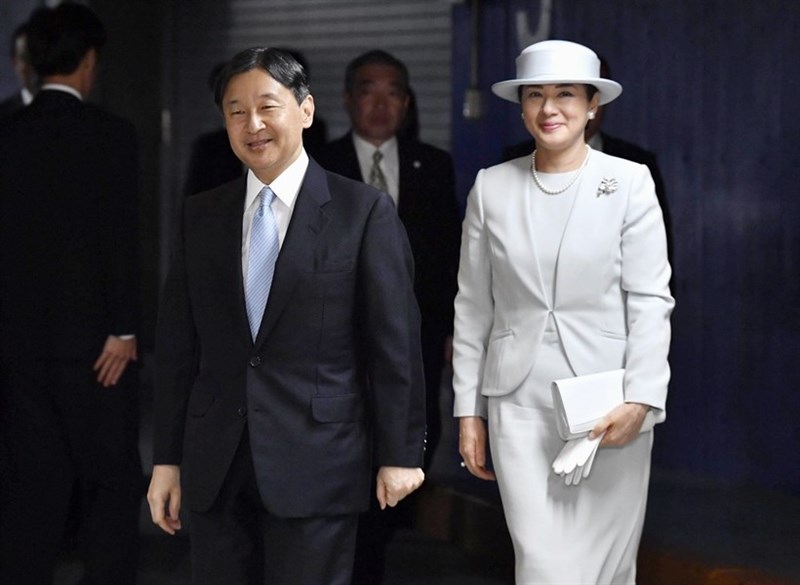 日皇德仁(前左)向國內外宣告即位的「即位禮正殿之儀」將於22日舉行。圖為日皇德仁與皇后雅子7日出席日本更生保護70週年大會。(檔案照片/共同社提供)