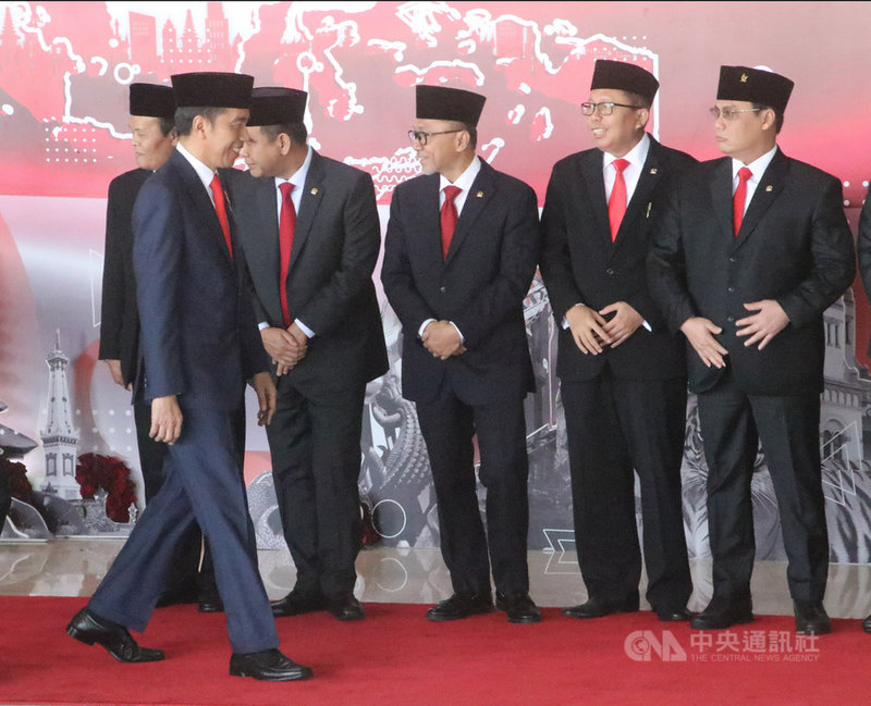 印尼總統佐科威20日宣誓就職,展開第二任、也是最後一任的5年任期。就職典禮由人民協商會議主辦。佐科威抵達後,受到國會議員列隊歡迎。中央社記者石秀娟雅加達攝 108年10月20日