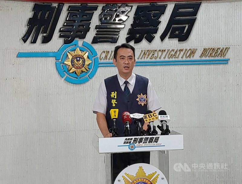 刑事局偵查第七大隊副大隊長徐釗斌(圖)21日表示,以謝姓男子為首的跨境電信詐欺集團,以假檢警手法詐騙被害人,並利用捷運站置物櫃製造斷點,至少有19人受害,刑事局已循線逮捕32名嫌犯送辦。中央社記者黃麗芸攝 108年10月21日