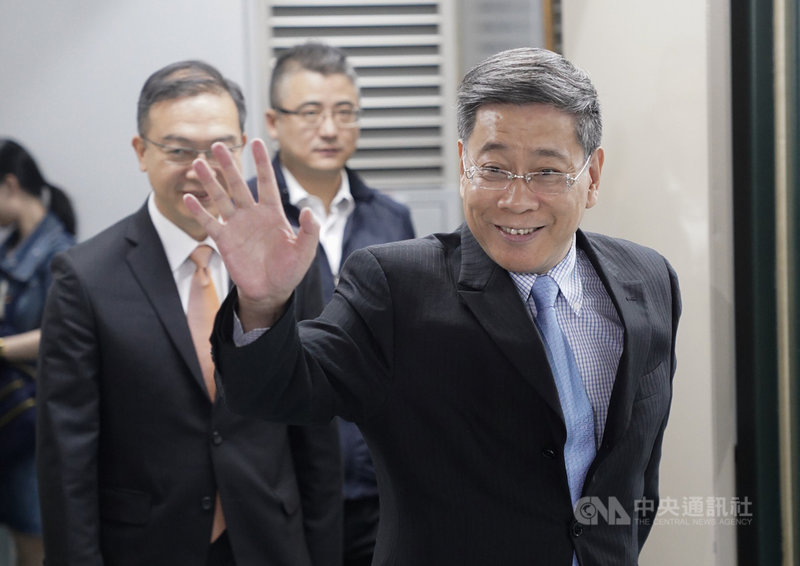 上海市台辦主任李文輝(前)21日前往台北市政府拜會市長柯文哲,向媒體揮手致意。中央社記者徐肇昌攝 108年10月21日
