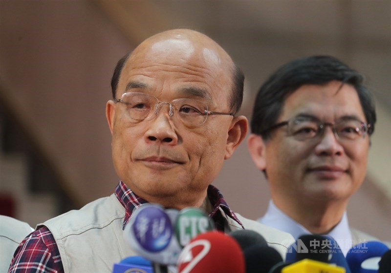 港府願助港女命案凶嫌陳同佳來台投案,行政院長蘇貞昌(左)21日在台北受訪表示,香港特首林鄭月娥過去都不理會台灣一再要求司法互助,現在卻企圖把凶嫌送台來合理化送中(條例),呼籲不要做這種政治操作。中央社記者裴禛攝 108年10月21日