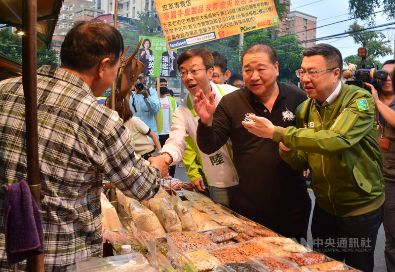 民進黨主席卓榮泰(右)21日傍晚陪同黨籍立委張宏陸(右3)到新北市板橋區的江寧市場拜票,向攤商懇託支持張宏陸連任。中央社記者黃旭昇新北市攝 108年10月21日