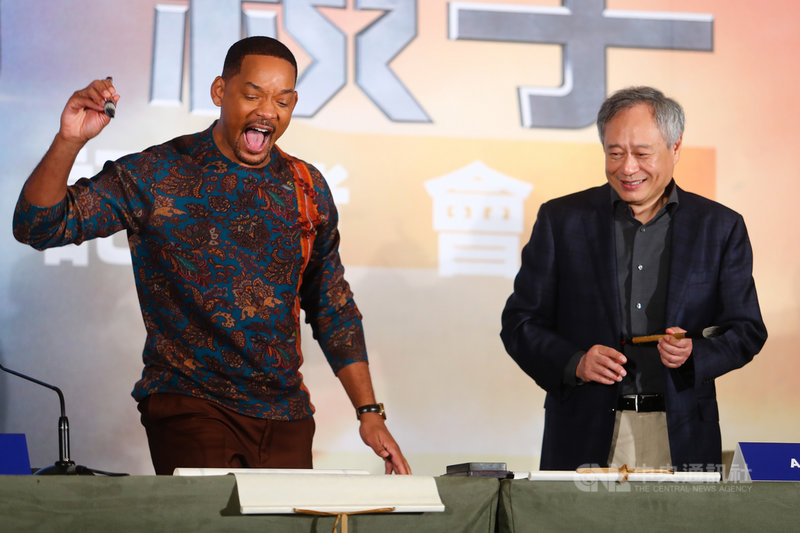 導演李安(右)21日下午與美國男星威爾史密斯(Will Smith)(左)在台北宣傳新片「雙子殺手」,兩人現場揮毫,威爾史密斯架勢十足。中央社記者王騰毅攝 108年10月21日