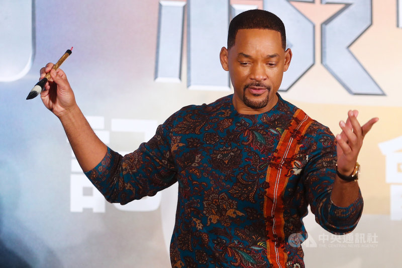 好萊塢巨星威爾史密斯(Will Smith)為新片訪台,21日下午出席記者會宣傳,威爾史密斯現場拿起毛筆題字,一拿起毛筆就架勢十足。中央社記者王騰毅攝 108年10月21日
