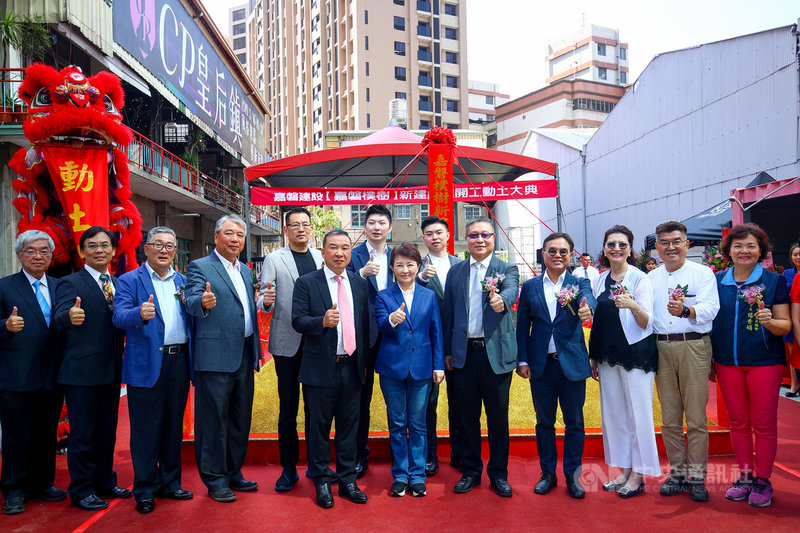 台中市南區一處50年老工廠將改建為新大樓,台中市長盧秀燕(前右6)21日出席開工典禮時指出,將鼓勵業者更新改建危險老舊建築,並提供符合條件的開發業者容積獎勵、地價稅、房屋稅減免等獎勵措施。中央社記者郝雪卿攝 108年10月21日