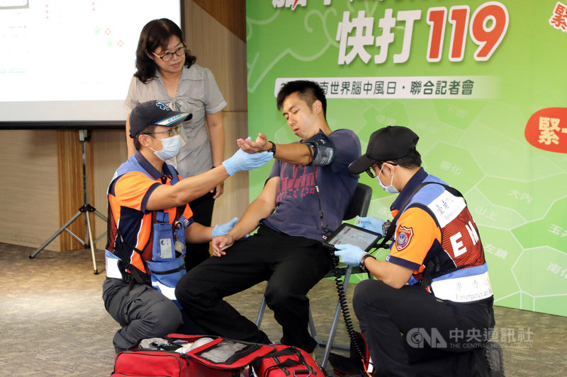 2019台南市世界腦中風日聯合記者會21日舉行,台南市衛生局安排專業人員示範腦中風相關症狀,包含單側肢體無力、走路不穩傾斜、面部表情不對稱、咬字不清、說話困難等,呼籲民眾平時應提高警覺。(台南市政府提供)中央社記者楊思瑞台南傳真 108年10月21日