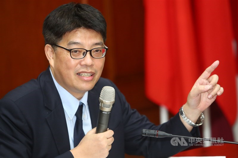 陸委會副主委兼發言人邱垂正（圖）21日與法務部共同召開記者會，邱垂正指出，107年3月在台發生港女命案後，面臨嫌犯陳同佳潛逃回港，卻無法立刻有效將他繩之以法，再次凸顯台港司法互助機制的重要性與迫切性。中央社記者王騰毅攝　108年10月21日