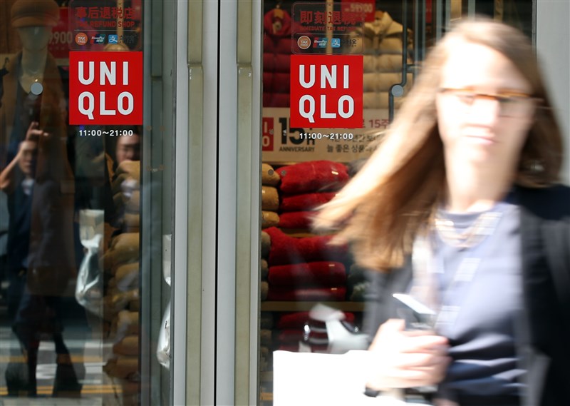 Uniqlo廣告在南韓引發爭議,21日多處Uniqlo店門外有人抗議。圖為南韓Uniqlo門市。(韓聯社提供)