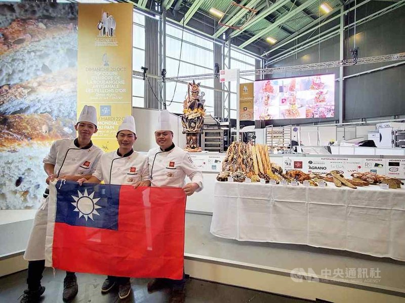 中國賽前向主辦方施壓,禁止選手於賽場中揮舞國旗。為不使主辦單位為難,台灣隊盡量遵守,但仍在中國媒體不注意時,找機會與國旗合照。(台灣麵包大使協會提供)中央社記者曾婷瑄巴黎傳真 108年10月22日