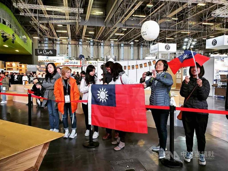 旅法台灣人在各群組傳遞比賽消息,動員前來。上午場館一開,就有許多台灣民眾手持國旗進場,並聚集於台灣隊工作檯前,為選手加油打氣。(台灣麵包大使協會提供)中央社記者曾婷瑄巴黎傳真 108年10月22日