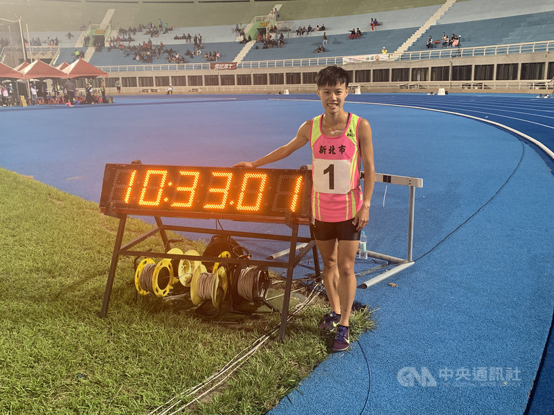 108年全國運動會22日晚間在桃園舉行女子3000公尺障礙決賽,新北市田徑女將陳昭郡跑出10分33秒02的成績,打破自己2年前在宜蘭全運會締造的全國紀錄,賽後她站在參考成績計分器前留影。中央社記者龍柏安攝 108年10月22日