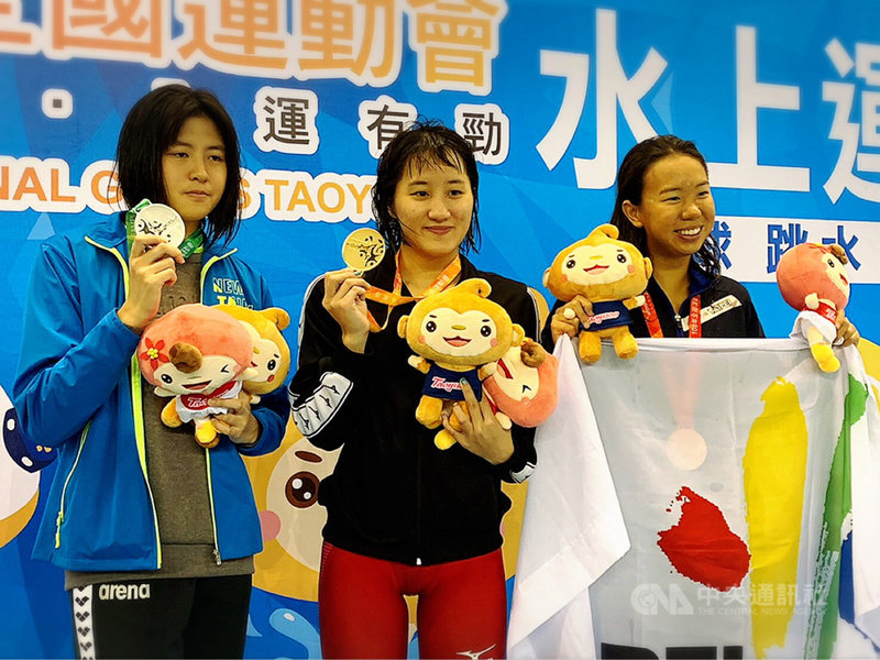 108年全國運動會女子組游泳競賽22日持續進行,代表高雄市出賽的徐安(中)在100公尺仰式決賽中,以1分2秒88摘金,並締造全國新猷。中央社記者黃巧雯攝 108年10月22日