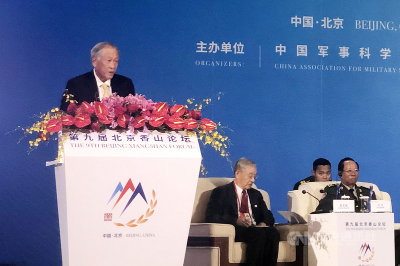 新加坡國防部長黃永宏(左)22日在北京香山論壇表示,隨著美國與中國愈來愈疏遠,所有國家就愈來愈難保持中立的原則立場。美中尋找共識的道路可能困難重重,但不尋找共識的後果卻更沉重。中央社記者邱國強北京攝 108年10月22日