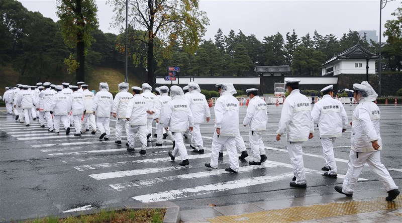 日本22日將舉行日皇德仁向國內外宣告即位的「即位禮正殿之儀」,東京都警視廳在全日本警力支援下投入約2萬6000名警力維安。(共同社提供)
