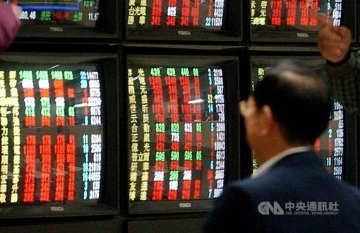 美系外資表示,鴻海在iPhone等業務帶動下,2020年到2021年獲利將成長3%至4%,鴻海投資評等從劣於大盤調高至買進,目標價從70元上修到94元。(示意圖/中央社檔案照片)