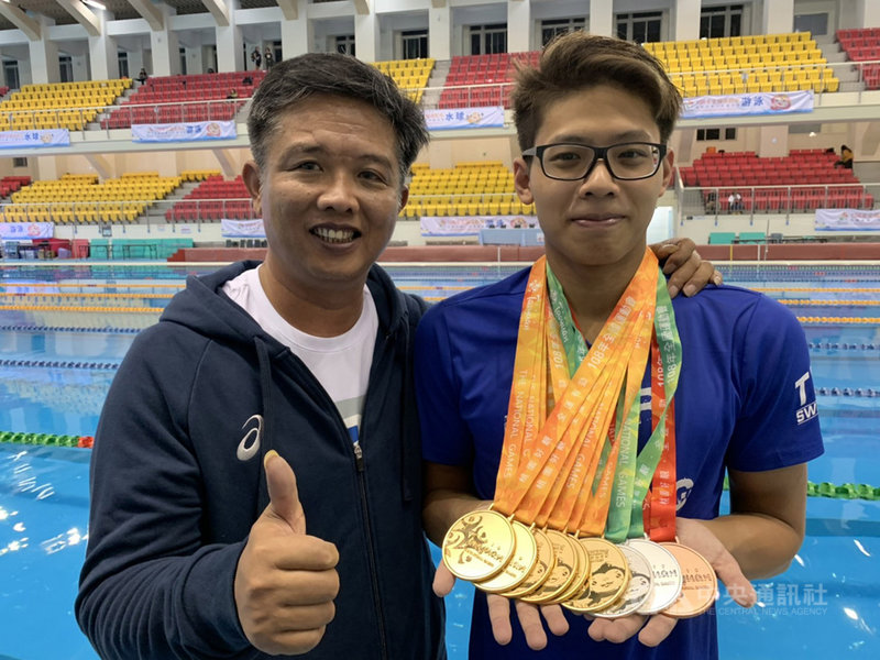 108年桃園全國運動會游泳項目23日落幕,台灣泳將王星皓(右)共拿下6金、2銀、1銅佳績,並在壓軸的男子400公尺自由式以3分51秒57打破全國。賽後他與父親兼教練王耀偉(左)合影留念。(讀者提供)中央社記者龍柏安傳真 108年10月23日