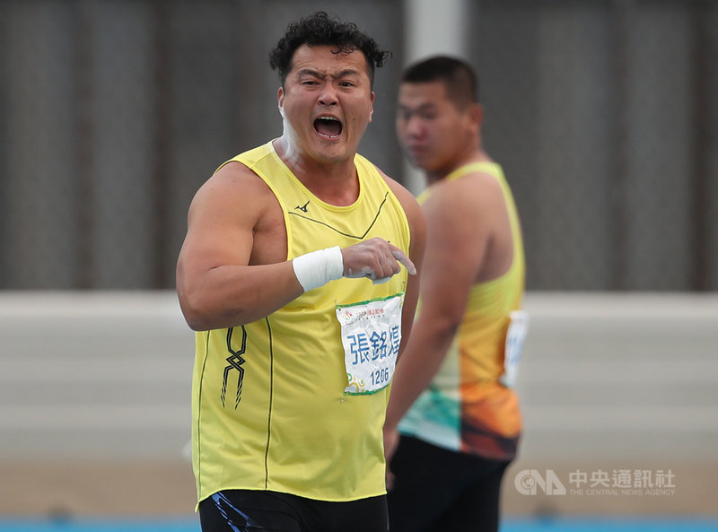 108年桃園全國運動會持續進行,代表台中市出賽的全國鉛球紀錄保持人張銘煌23日在決賽擲出17公尺68,完成9連霸,他喊話想丟到不能再丟。中央社記者張新偉攝 108年10月23日