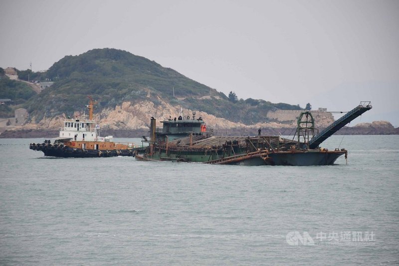 中國籍採砂船「海潤879」號22日深夜於莒光林坳嶼附近海域越界採砂,馬祖海巡隊23日凌晨5時由2艘海巡艇聯合前往登檢並執行查扣。(馬祖海巡隊提供)中央社 108年10月23日