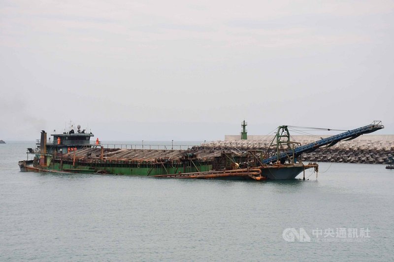 中國籍採砂船「海潤879」號22日深夜於莒光林坳嶼附近海域越界採砂,馬祖海巡隊23日由2艘海巡艇聯合前往登檢,完成登檢後即執行查扣,船隻押返南竿偵辦。(馬祖海巡隊提供)中央社 108年10月23日