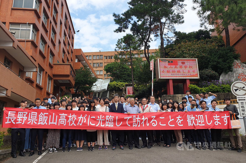 日本長野縣飯山高等學校的83名師生,23日參訪桃園市光啟高中,盼透過文化增進師生們在課程外的情誼交流。(桃園市光啟高中提供)中央社記者吳睿騏桃園傳真 108年10月23日