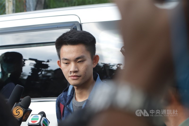 涉嫌在台灣旅遊期間殺死女友的香港男子陳同佳23日上午9時出獄,他向現場媒體簡短談話向死者和家人道歉,並表示願意到台灣「自首」。中央社記者張謙香港攝 108年10月23日