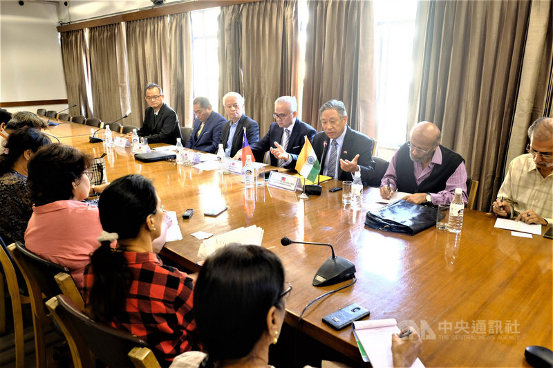 駐印度代表田中光(右3)23日應印度外交記者協會邀請,與印度外交記者交流,同時說明台印關係,也答覆記者的許多問題。中央社記者康世人新德里攝 108年10月23日