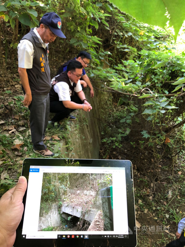 苗栗縣38台監測野生動物的紅外線自動相機遭竊;苗栗縣議會多名議員23日上午會同農業處、石虎調查員及警方前往失竊地點之一苗29線路段會勘,嚴厲譴責竊嫌,並認為部分相機位置一般人根本無法得知,懷疑是特定人士所為,呼籲竊賊自動歸還。中央社記者管瑞平攝 108年10月23日
